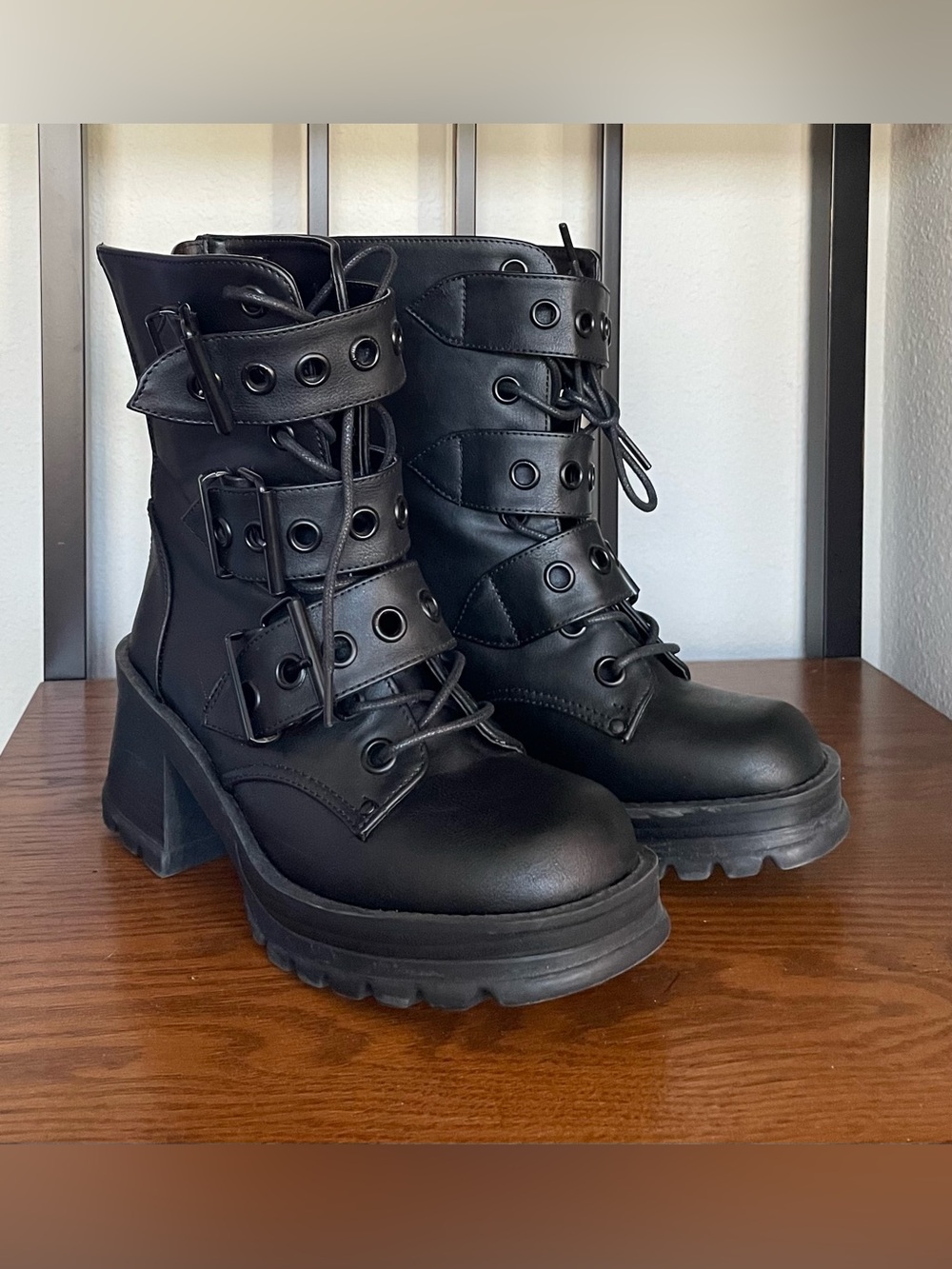 BRATTY 118 Women's Black Chunky Lug Combat Boots Sleek Platform Rear Zipper 8 - Picture 1 of 7